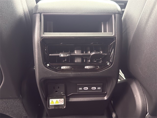 Jeep Grand Cherokee Vehicle Full-screen Gallery Image 18