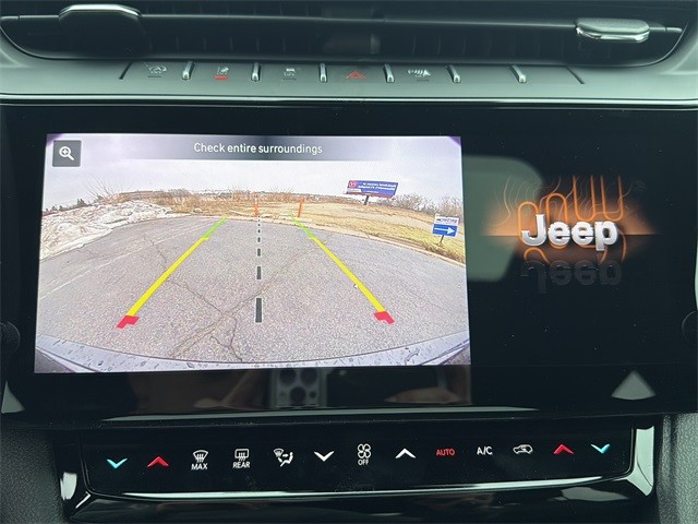 Jeep Grand Cherokee Vehicle Full-screen Gallery Image 25