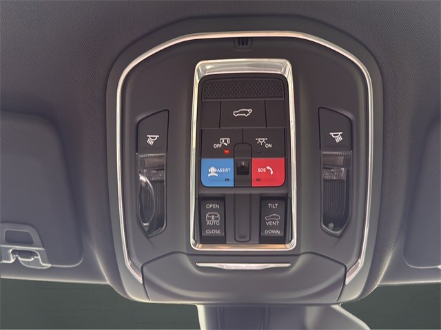 Jeep Grand Cherokee Vehicle Full-screen Gallery Image 26