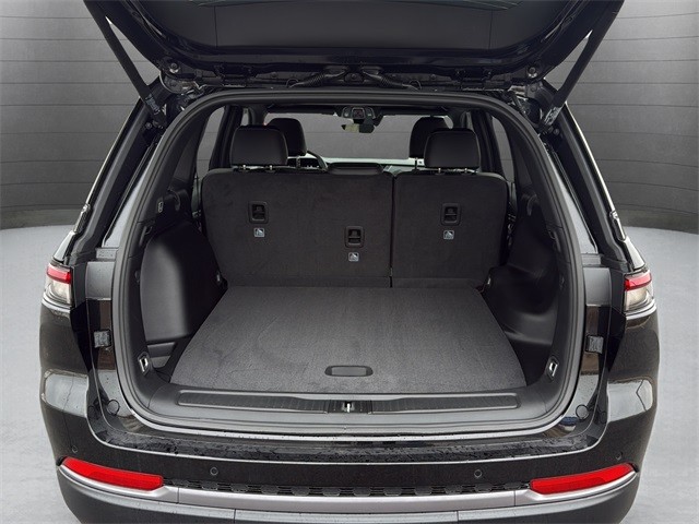 Jeep Grand Cherokee Vehicle Full-screen Gallery Image 28