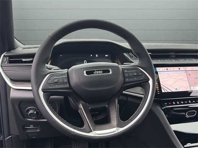 Jeep Grand Cherokee Vehicle Full-screen Gallery Image 30