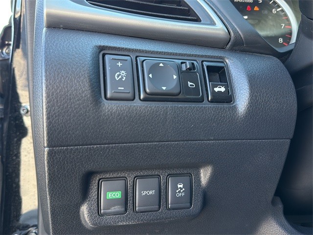 Nissan Sentra Vehicle Full-screen Gallery Image 16