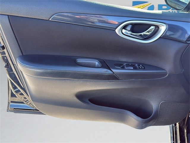 Nissan Sentra Vehicle Full-screen Gallery Image 25