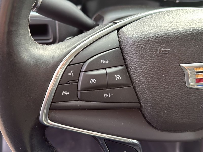 Cadillac XT5 Vehicle Full-screen Gallery Image 9