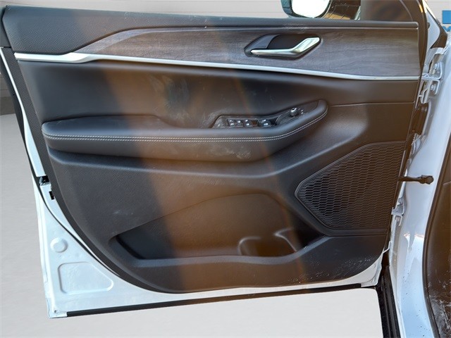 Jeep Grand Cherokee Vehicle Full-screen Gallery Image 11