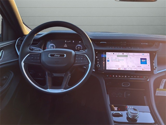 Jeep Grand Cherokee Vehicle Full-screen Gallery Image 12