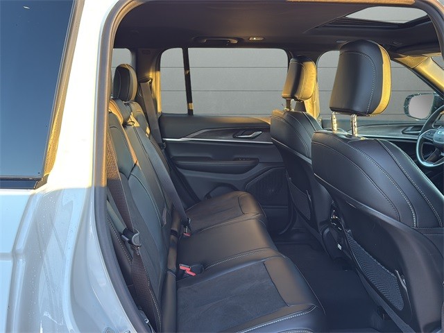 Jeep Grand Cherokee Vehicle Full-screen Gallery Image 14