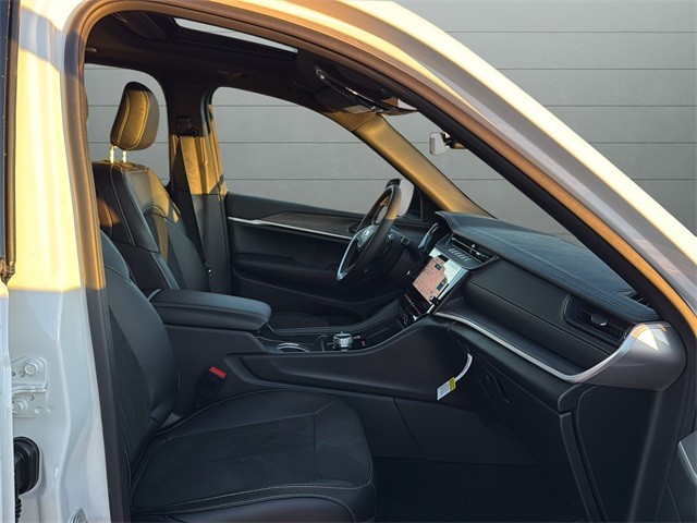 Jeep Grand Cherokee Vehicle Full-screen Gallery Image 15