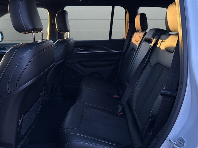 Jeep Grand Cherokee Vehicle Full-screen Gallery Image 17