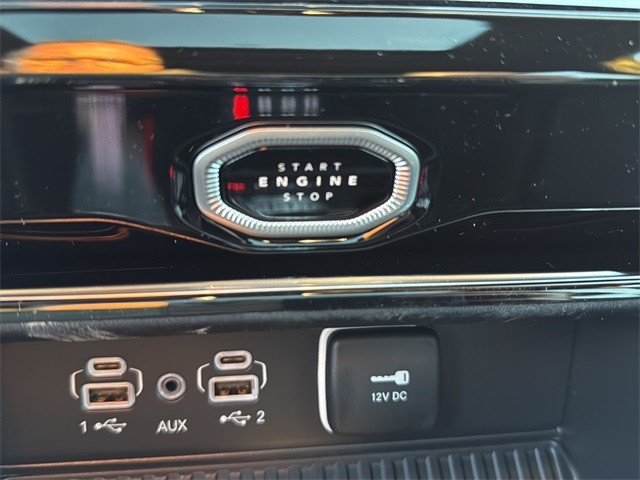 Jeep Grand Cherokee Vehicle Full-screen Gallery Image 21