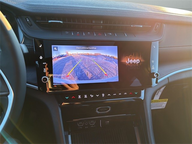 Jeep Grand Cherokee Vehicle Full-screen Gallery Image 24