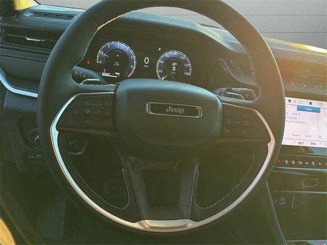 Jeep Grand Cherokee Vehicle Full-screen Gallery Image 27