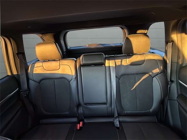 Jeep Grand Cherokee Vehicle Full-screen Gallery Image 28