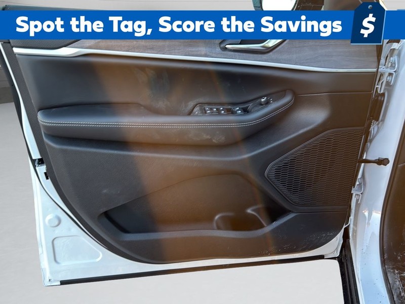 Jeep Grand Cherokee Vehicle Full-screen Gallery Image 11