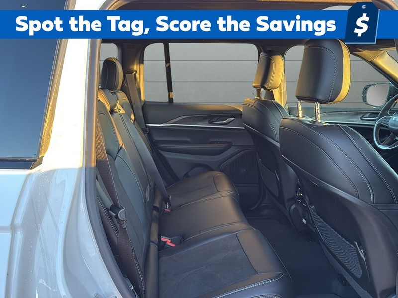 Jeep Grand Cherokee Vehicle Full-screen Gallery Image 14