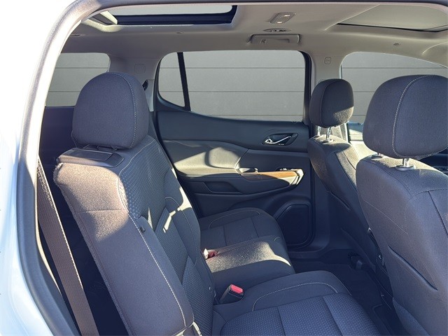 GMC Acadia Vehicle Full-screen Gallery Image 13