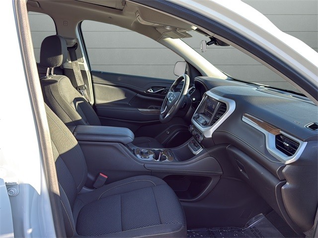 GMC Acadia Vehicle Full-screen Gallery Image 14