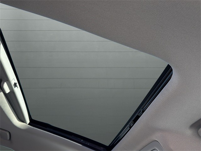 GMC Acadia Vehicle Full-screen Gallery Image 15