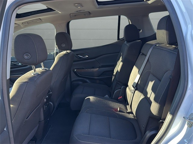 GMC Acadia Vehicle Full-screen Gallery Image 16