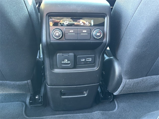 GMC Acadia Vehicle Full-screen Gallery Image 17