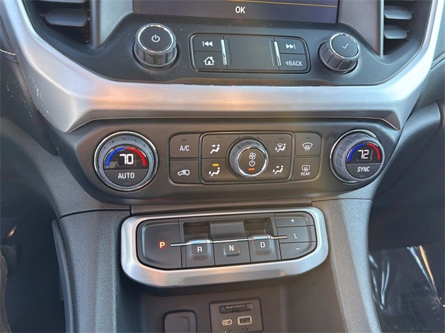 GMC Acadia Vehicle Full-screen Gallery Image 24