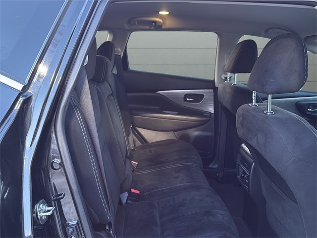 Nissan Murano Vehicle Full-screen Gallery Image 12