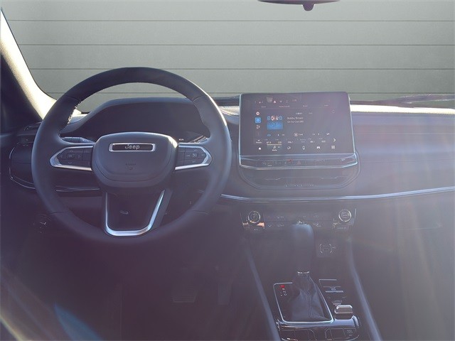 Jeep Compass Vehicle Full-screen Gallery Image 12