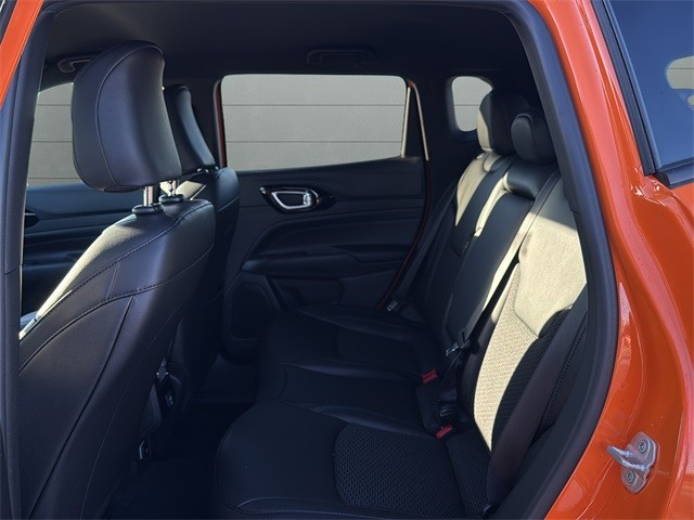 Jeep Compass Vehicle Full-screen Gallery Image 16