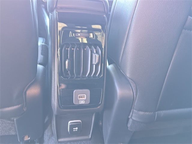 Jeep Compass Vehicle Full-screen Gallery Image 17