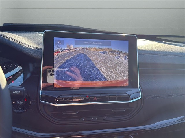 Jeep Compass Vehicle Full-screen Gallery Image 23