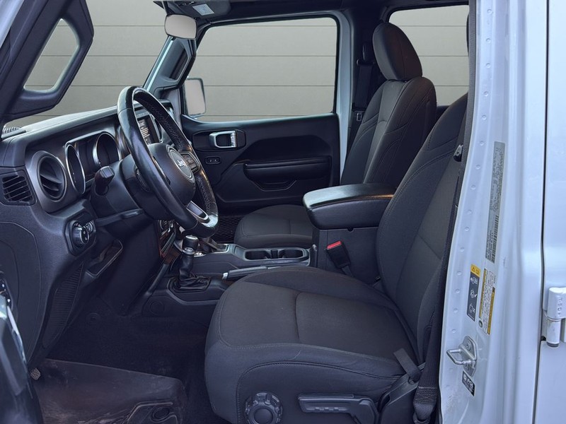 Jeep Gladiator Vehicle Full-screen Gallery Image 18