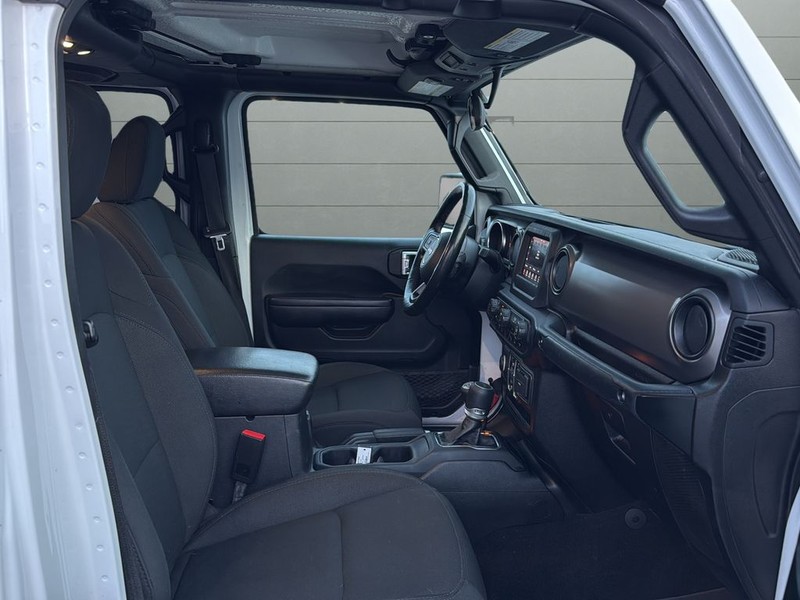 Jeep Gladiator Vehicle Full-screen Gallery Image 23