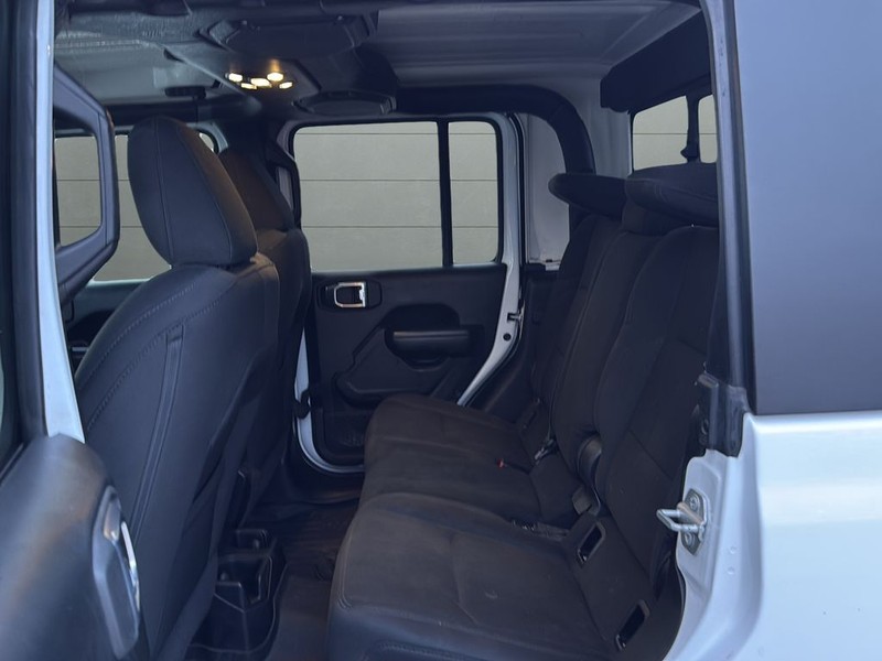 Jeep Gladiator Vehicle Full-screen Gallery Image 24