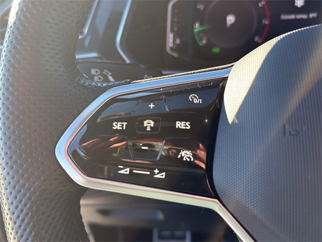 Volkswagen Tiguan Vehicle Full-screen Gallery Image 17