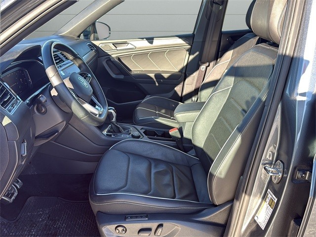 Volkswagen Tiguan Vehicle Full-screen Gallery Image 18