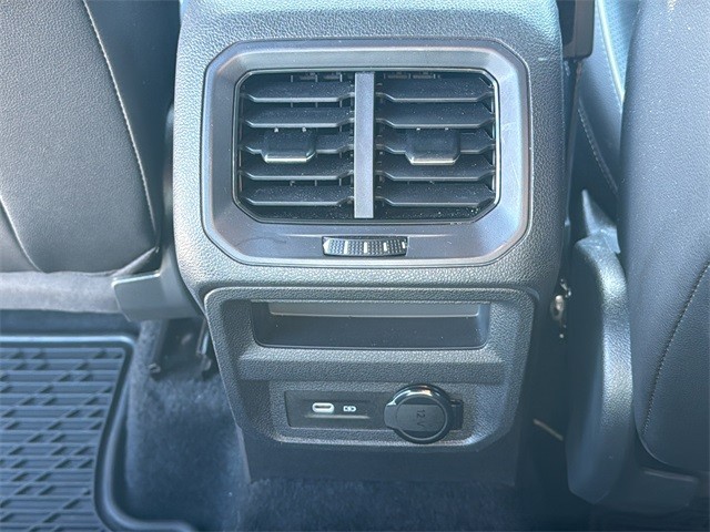 Volkswagen Tiguan Vehicle Full-screen Gallery Image 26