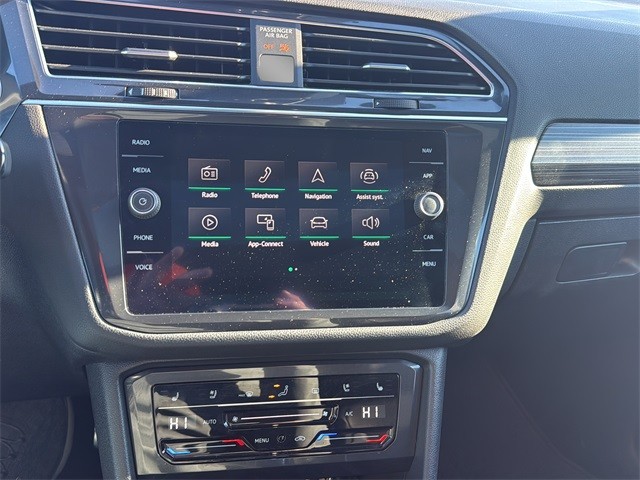 Volkswagen Tiguan Vehicle Full-screen Gallery Image 31