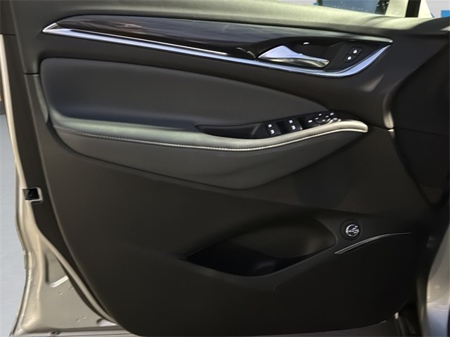 Buick Enclave Vehicle Full-screen Gallery Image 11