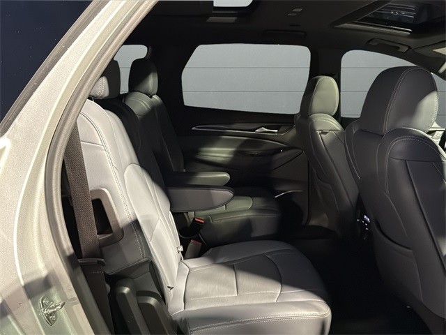 Buick Enclave Vehicle Full-screen Gallery Image 14
