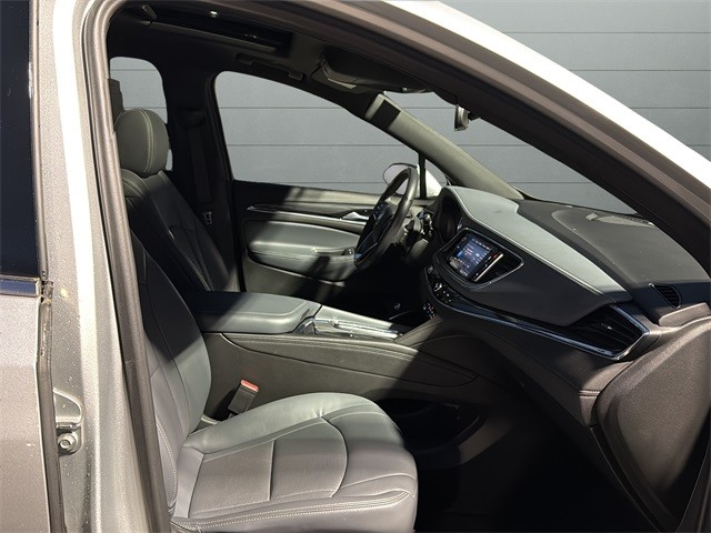 Buick Enclave Vehicle Full-screen Gallery Image 15