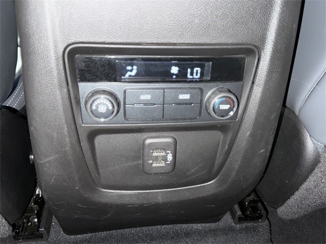 Buick Enclave Vehicle Full-screen Gallery Image 18