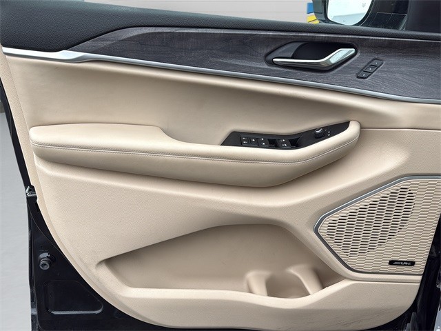 Jeep Grand Cherokee L Vehicle Full-screen Gallery Image 11