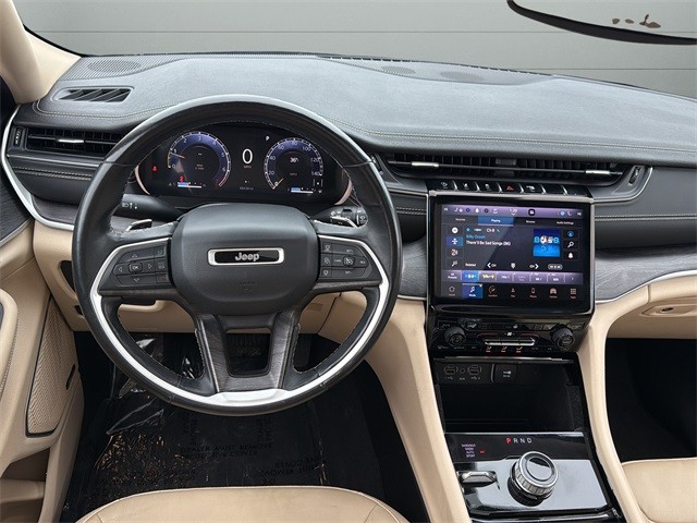 Jeep Grand Cherokee L Vehicle Full-screen Gallery Image 12