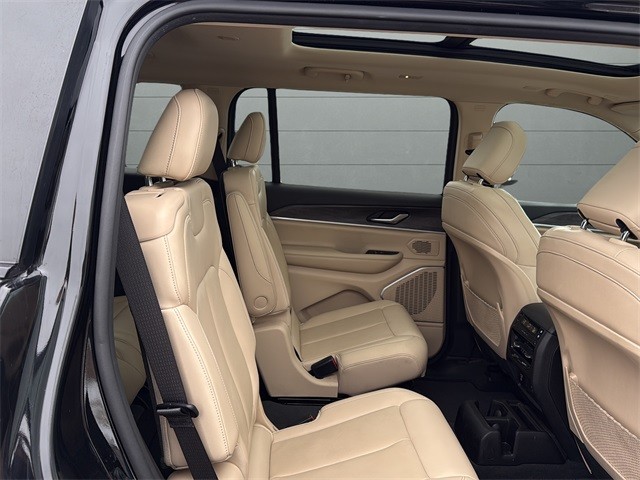 Jeep Grand Cherokee L Vehicle Full-screen Gallery Image 14