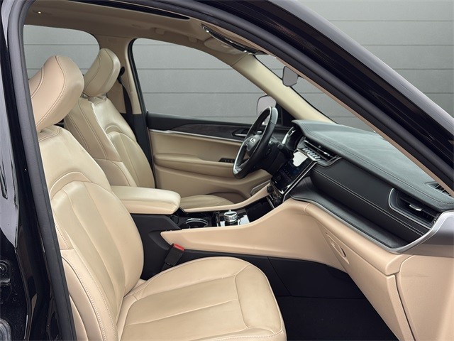 Jeep Grand Cherokee L Vehicle Full-screen Gallery Image 15