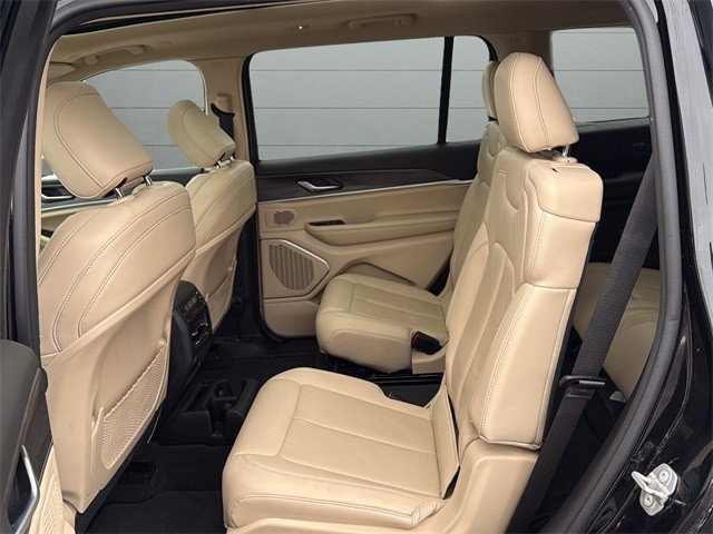 Jeep Grand Cherokee L Vehicle Full-screen Gallery Image 17