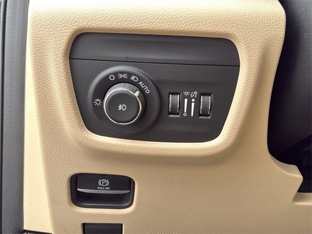 Jeep Grand Cherokee L Vehicle Full-screen Gallery Image 19