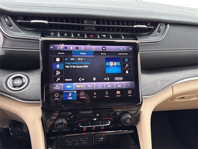 Jeep Grand Cherokee L Vehicle Full-screen Gallery Image 23