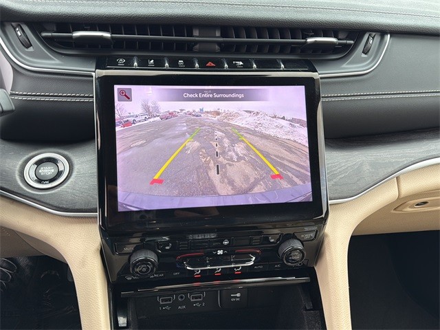 Jeep Grand Cherokee L Vehicle Full-screen Gallery Image 24