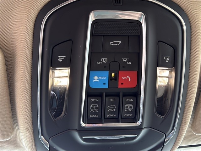 Jeep Grand Cherokee L Vehicle Full-screen Gallery Image 25